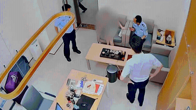 民警和银行工作人员一起对林女士（化名）进行劝阻。